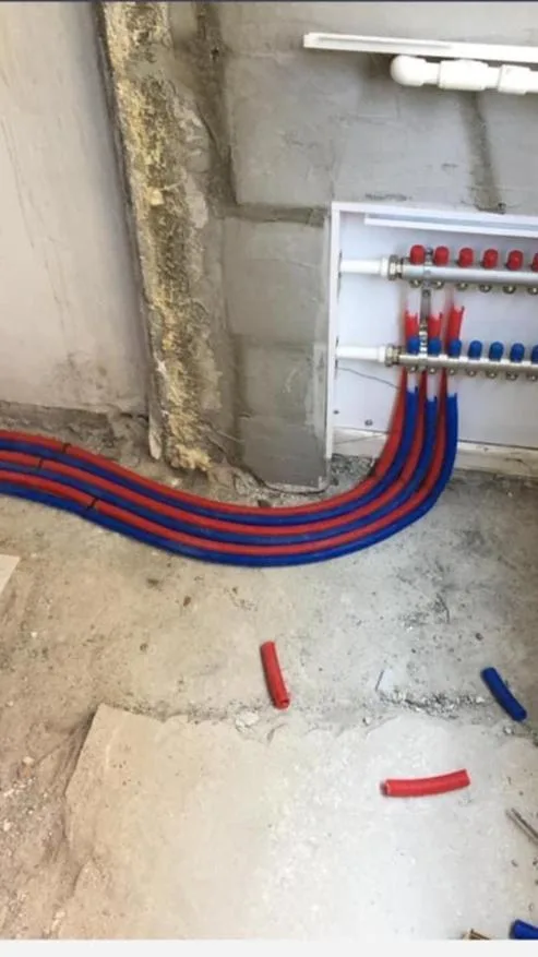 Kolektörden dağılan ısıtma boruları
